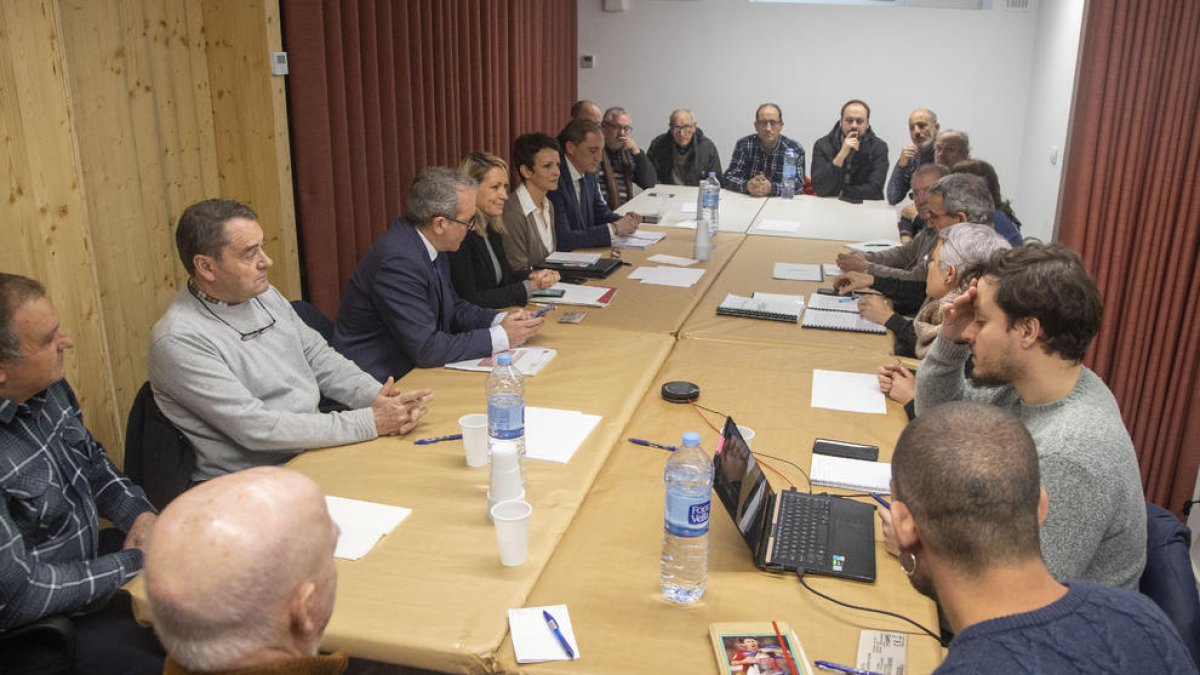 La reunión ayer entre alcaldes y representantes del Gobierno español en Vallbona de les Monges.