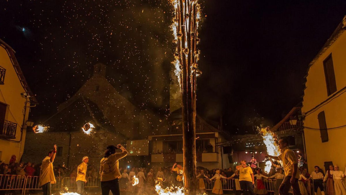 La fiesta gira en torno a un tronco de abeto secado durante un año.