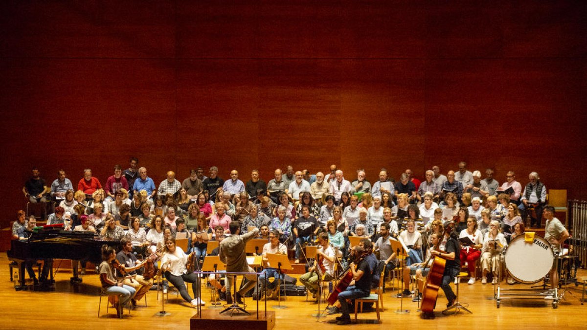 Ensayo general ayer en el Auditori de Lleida del grupo Camerata Granados con 5 corales de Ponent.