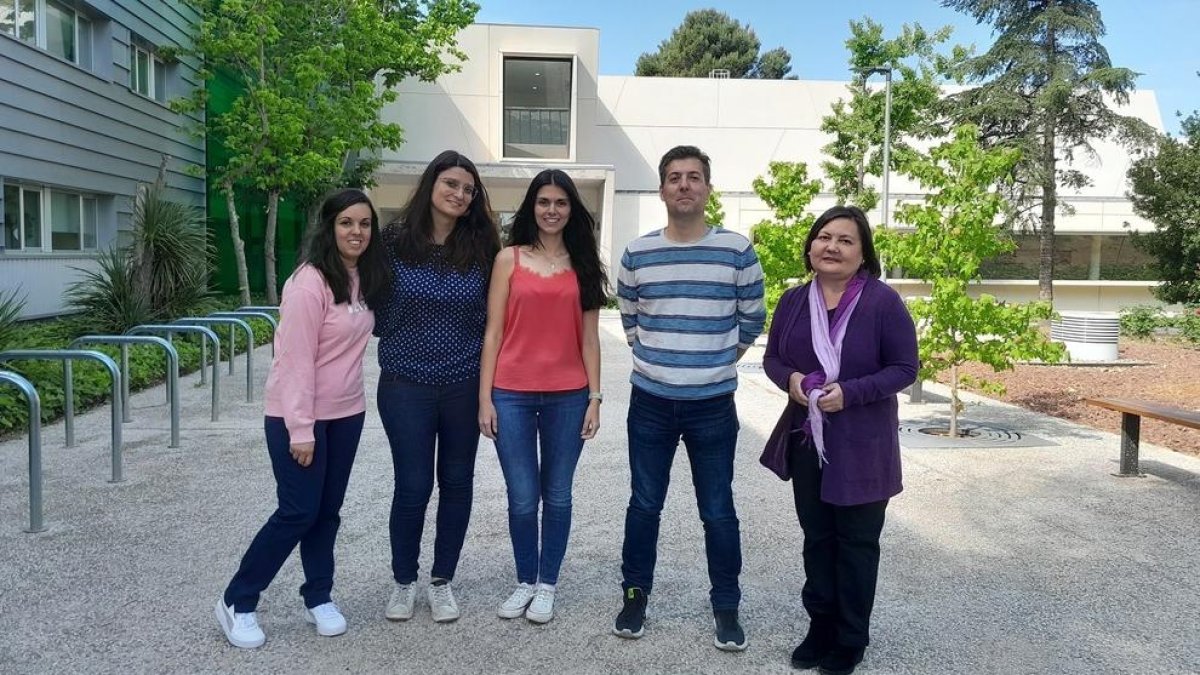 De izquierda a derecha: Raquel Coronel, María Garranzo Asensio, Ana Montero Calle, Rodrigo Barderas e Isabel Liste, investigadores de la Unidad Funcional de Investigación en Enfermedades Crónicas (UFIEC) del ISCIII.