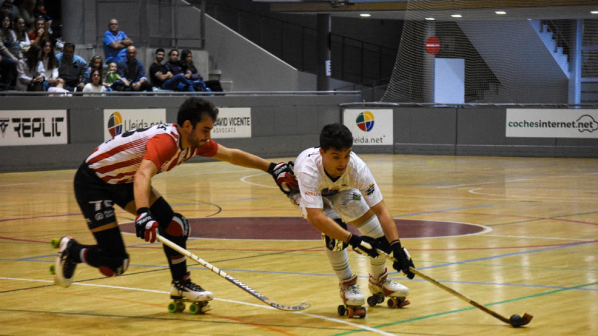 Un jugador de l’Alpicat intenta rematar davant de l’oposició d’un rival.