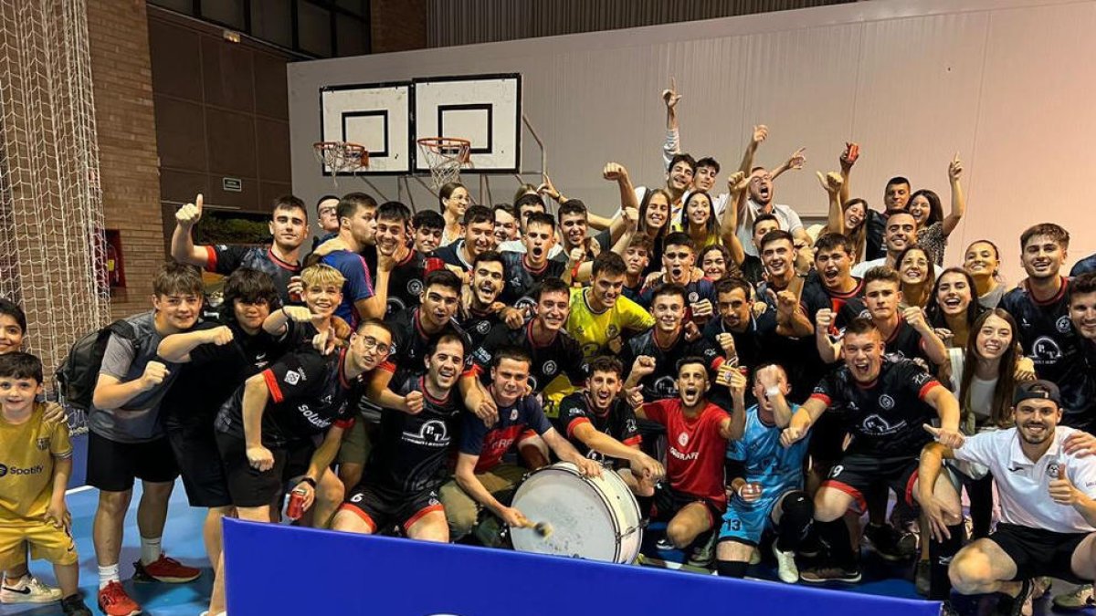 Els jugadors del Palau d’Anglesola celebren l’ascens a Primera Catalana amb l’afició.