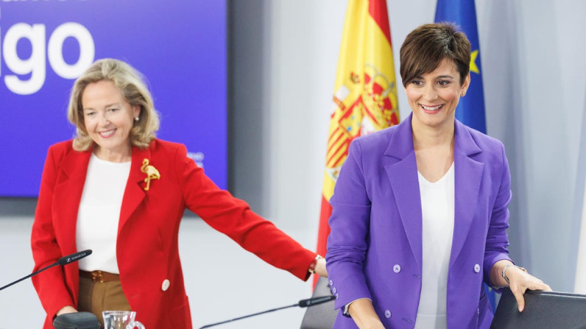 La vicepresidenta primera y ministra de Asuntos Económicos y Transformación Digital, Nadia Calviño (izquierda), y la ministra de Política Territorial y portavoz del Gobierno, Isabel Rodríguez, a su llegada a una rueda de prensa posterior al Consejo de Ministros.