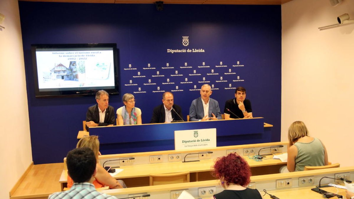 Presentació de l'informe sobre el turisme rural a la demarcació de Lleida 2002-2022 a la sala de premsa de la Diputació de Lleida