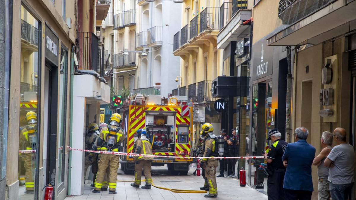 Bombers i un dels camions ahir al migdia al carrer Sant Antoni.