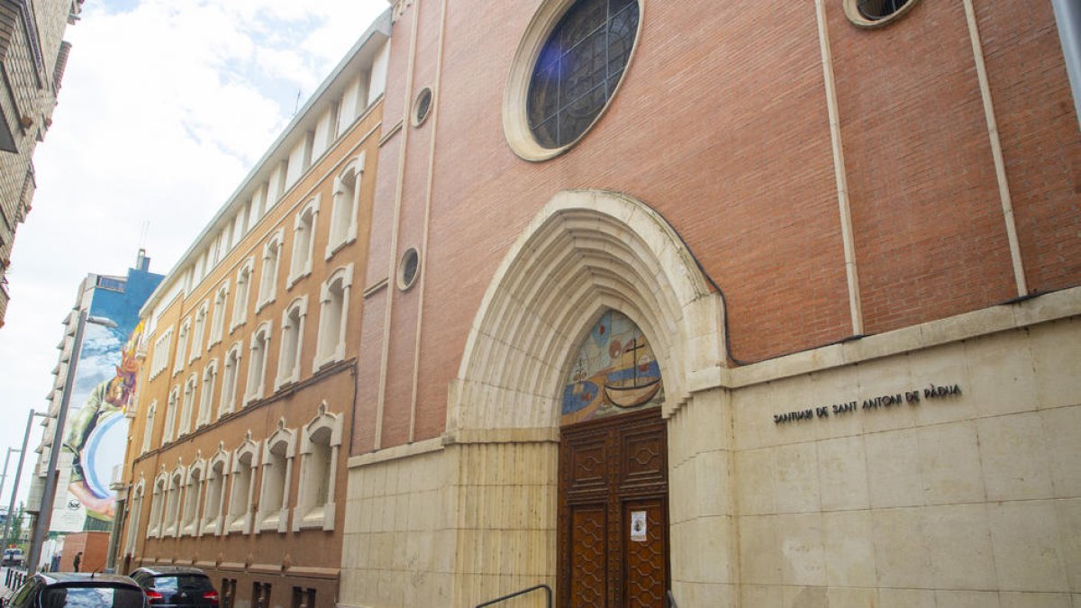 L’edifici de la residència i el santuari de Sant Antoni de Pàdua.