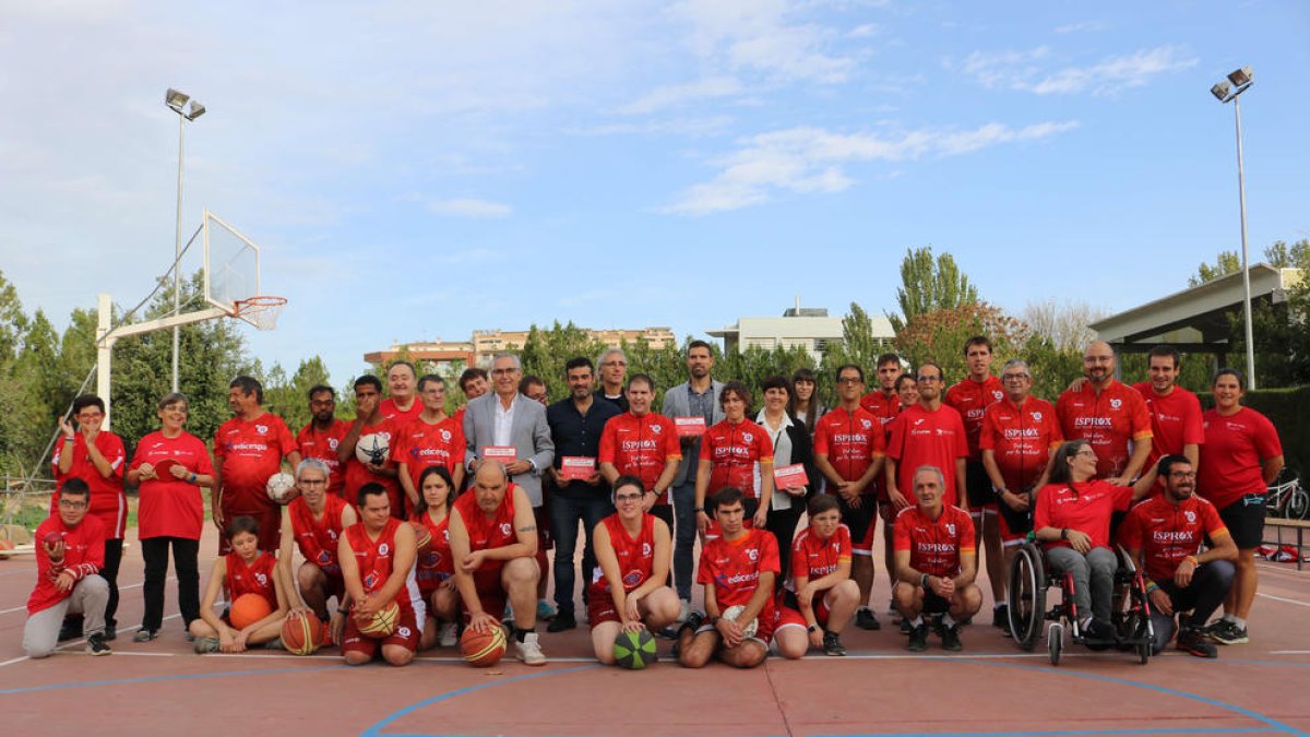 Deportistas y responsables del Club Esportiu Alba, durante la presentación de equipos.