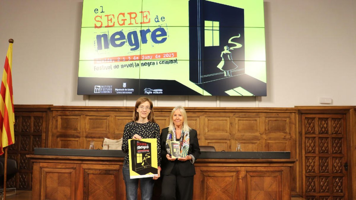 La directora de Pagès Editors, Eulàlia Pagès, y Carme Vidal presentaron ayer el certamen en el IEI.