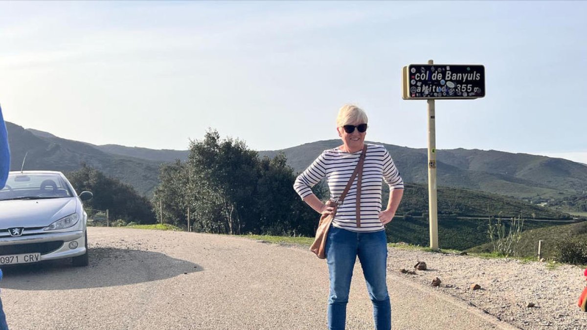 Imagen de la exconsellera junto al cartel del puerto de Banyuls.