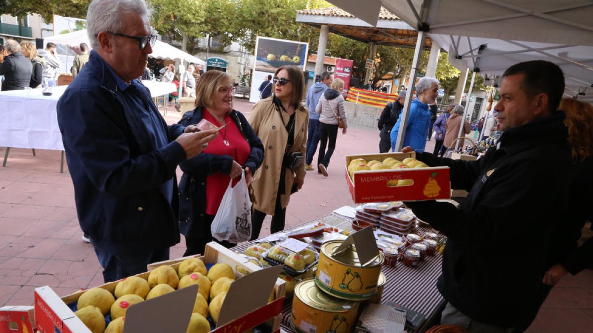 Un visitant comprant ahir codonys a la fira de Tremp.