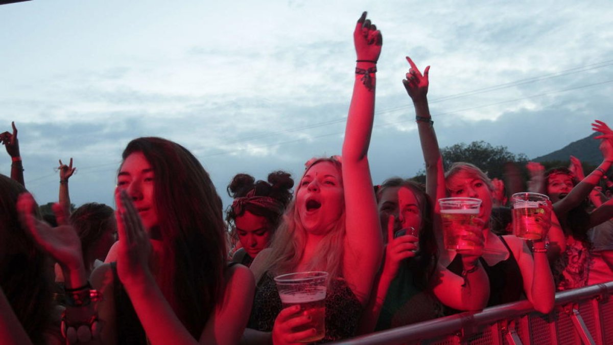 FACUA denuncia a varios festivales de música por impedir la entrada con comida y bebida