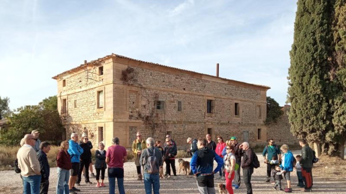 Participants en la caminada per la zona de Casa Vallmanya.