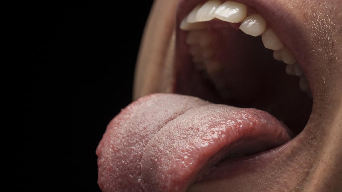 Una persona mostrando la lengua.
