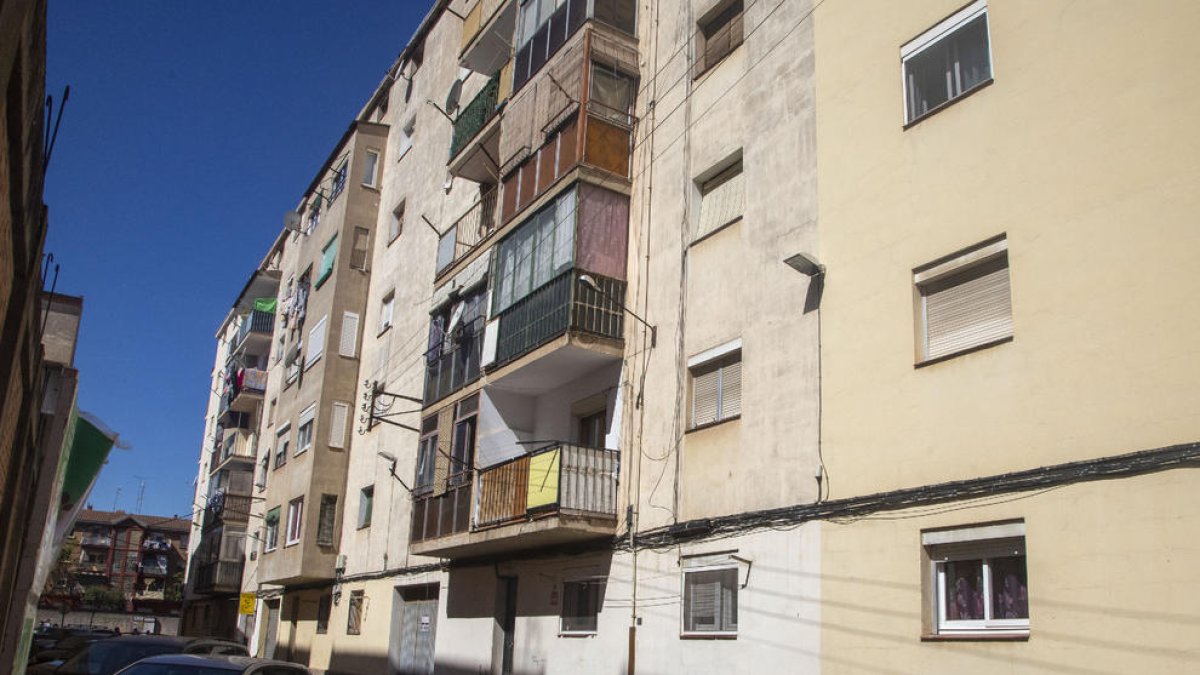 Los hechos sucedieron en un piso del Passatge Sant Jordi, una calle muy corta y estrecha de Tàrrega. 