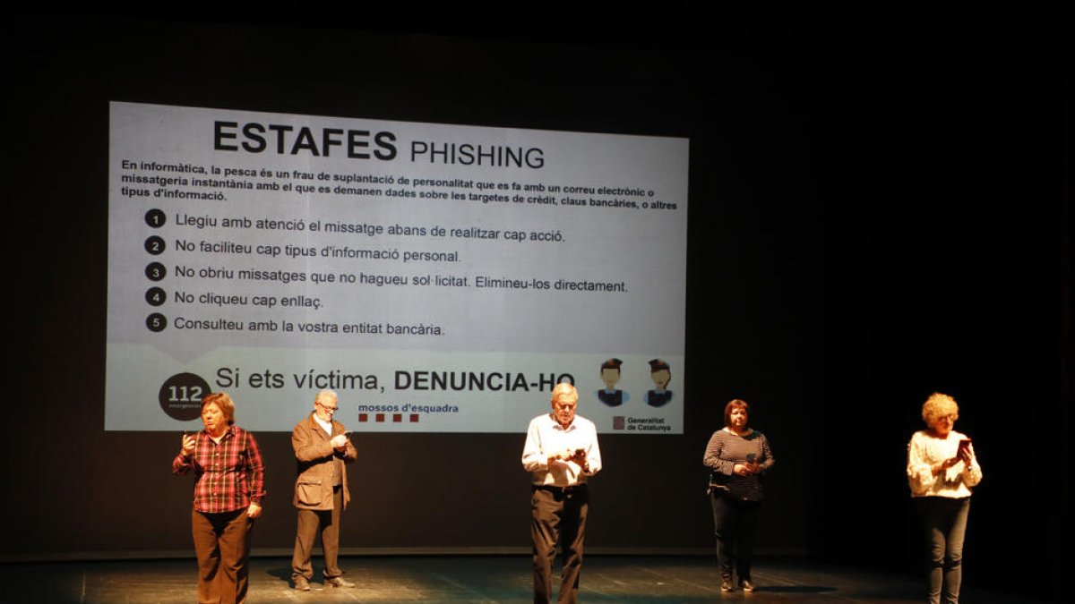Actores senior del Aula de Teatre representaron ayer una de las estafas más habituales, el fraude informático. 