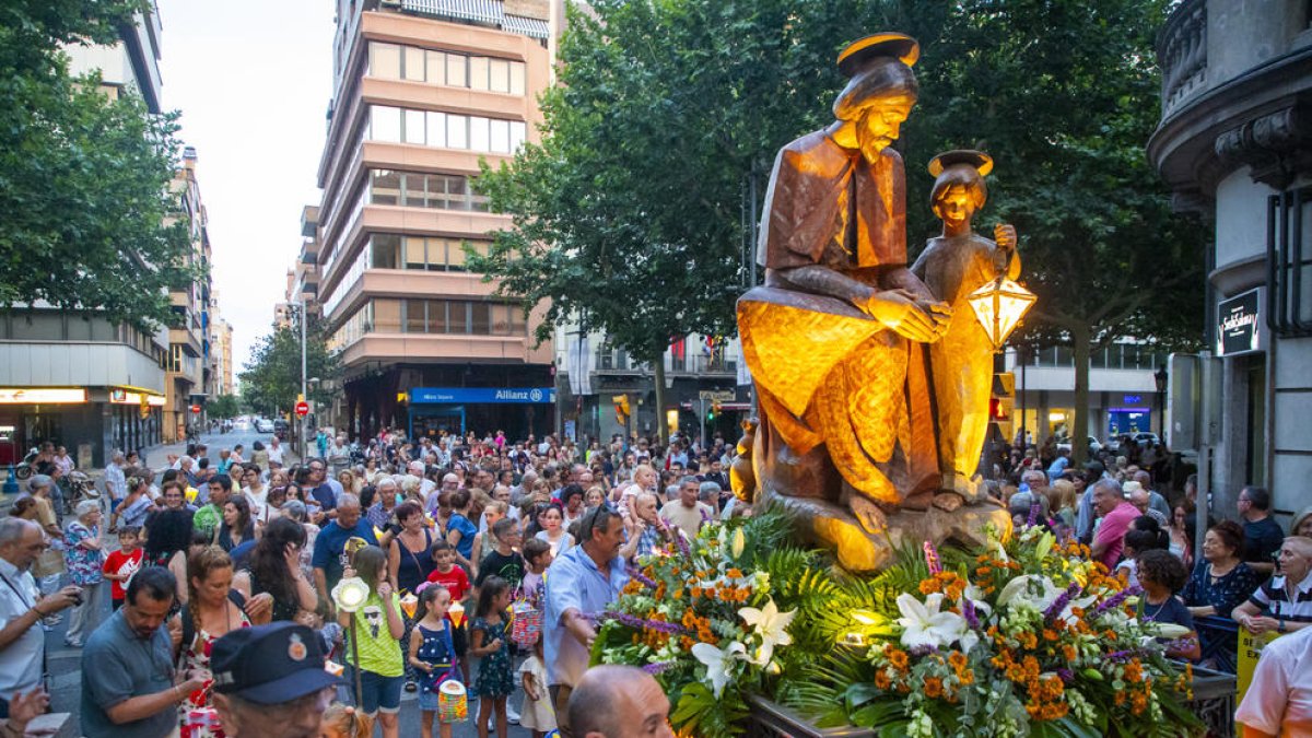 Centenars de persones van escortar ahir a la nit la imatge de sant Jaume des de la rambla Ferran.