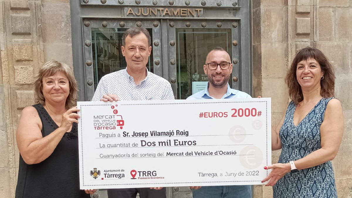 Entrega dels 2.000 euros al guanyador del sorteig.