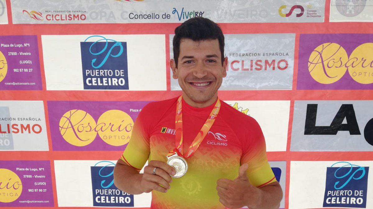 Sergi Jurado, con una de las dos medallas conseguidas.