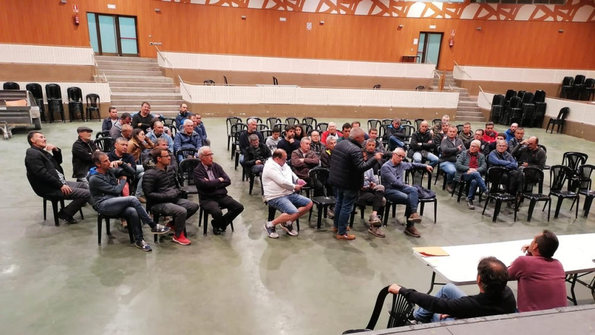 Un moment de l’assemblea de Verdú de dimarts passat.