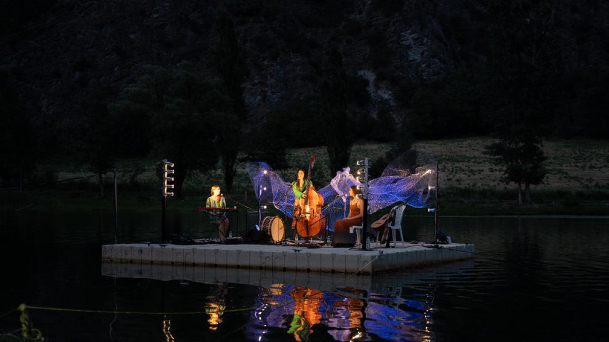 Concierto la noche del domingo en un escenario en pleno Llac de la Torrassa, en La Guingueta d’Àneu.