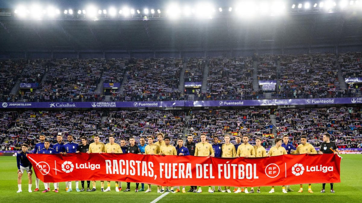 Jugadors del Valladolid i el Barça van posar ahir amb una pancarta de la campanya contra el racisme.