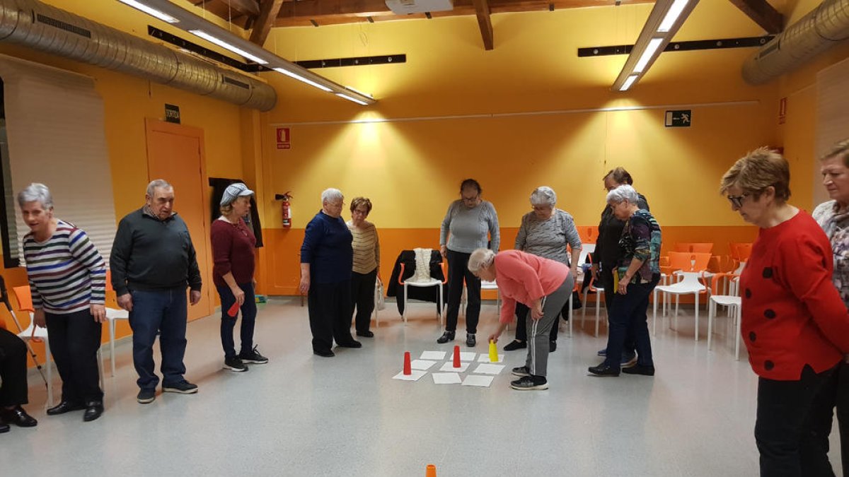 Participants en els tallers que es duen a terme a Alpicat, del programa Neuroactiva’t de Aspid.