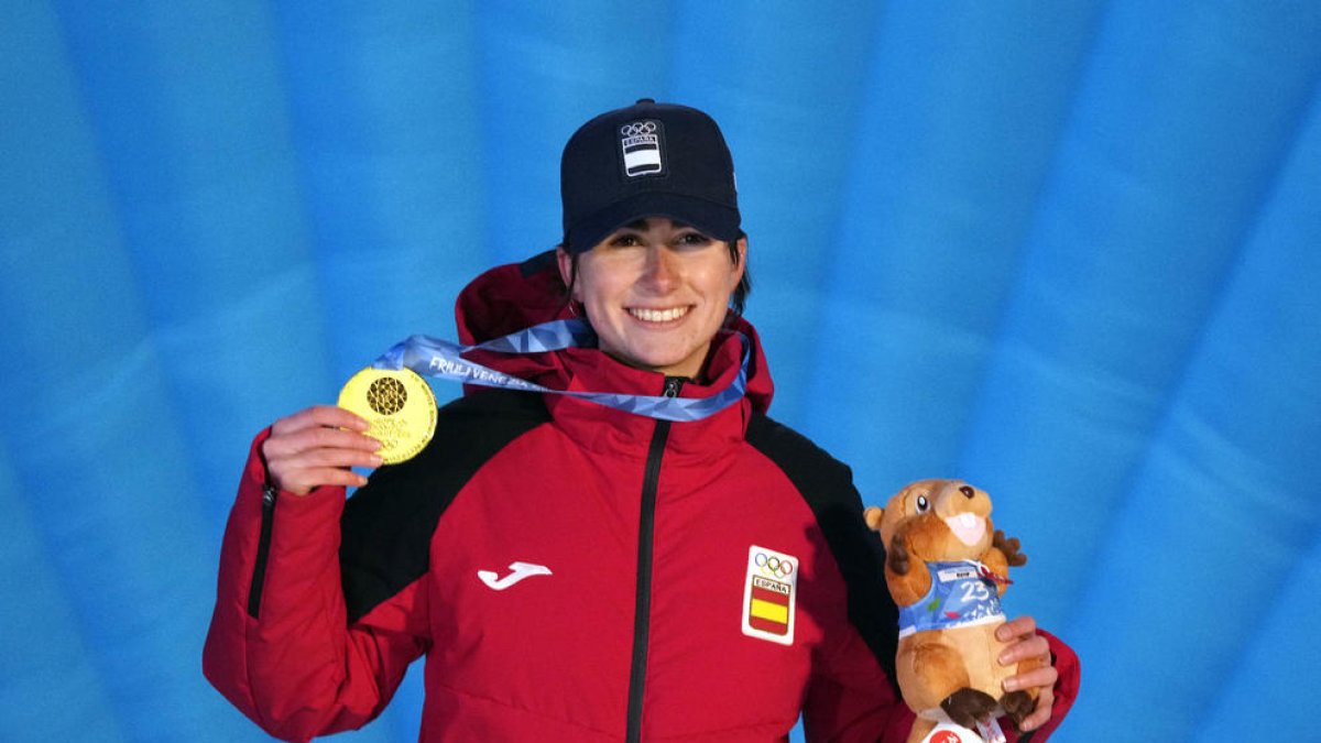La lleidatana Laia Sellés posa amb la segona medalla d’or aconseguida als FOJE d’Itàlia.