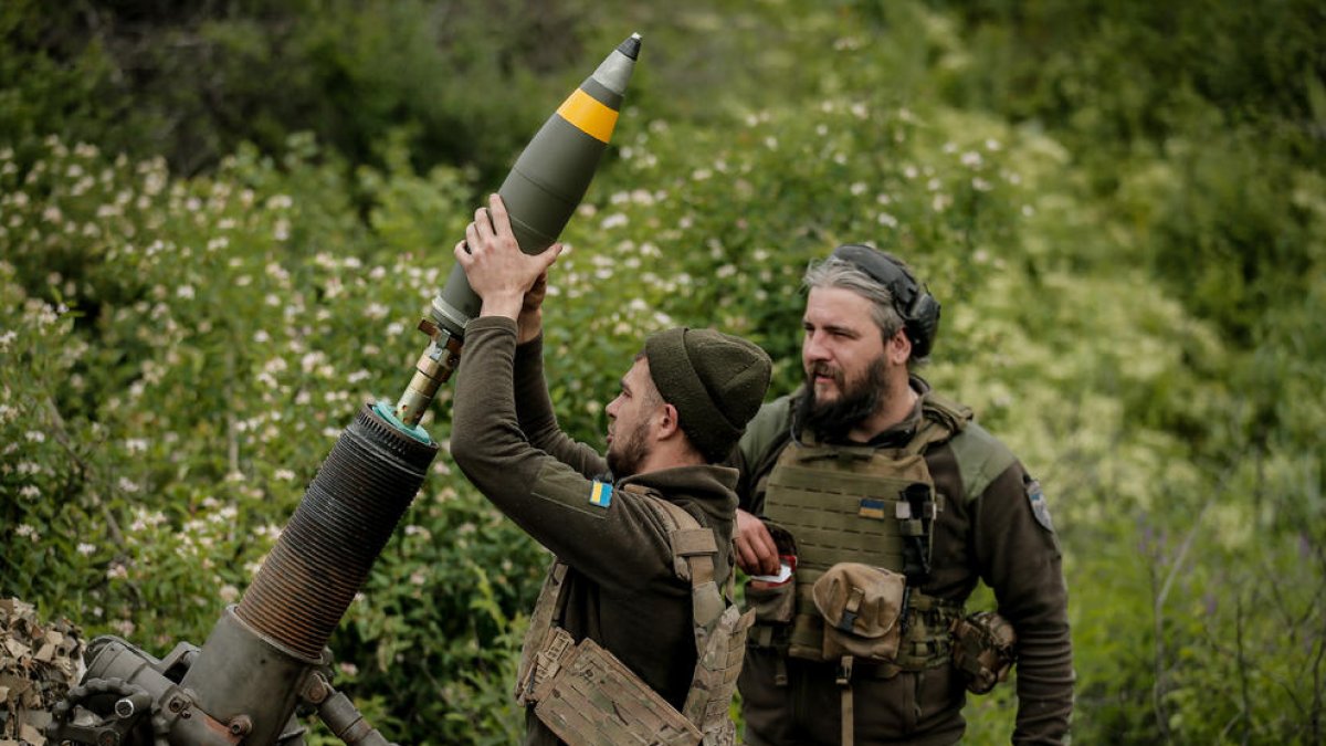 Tropes ucraïneses disparant un morter a prop de Bakhmut.