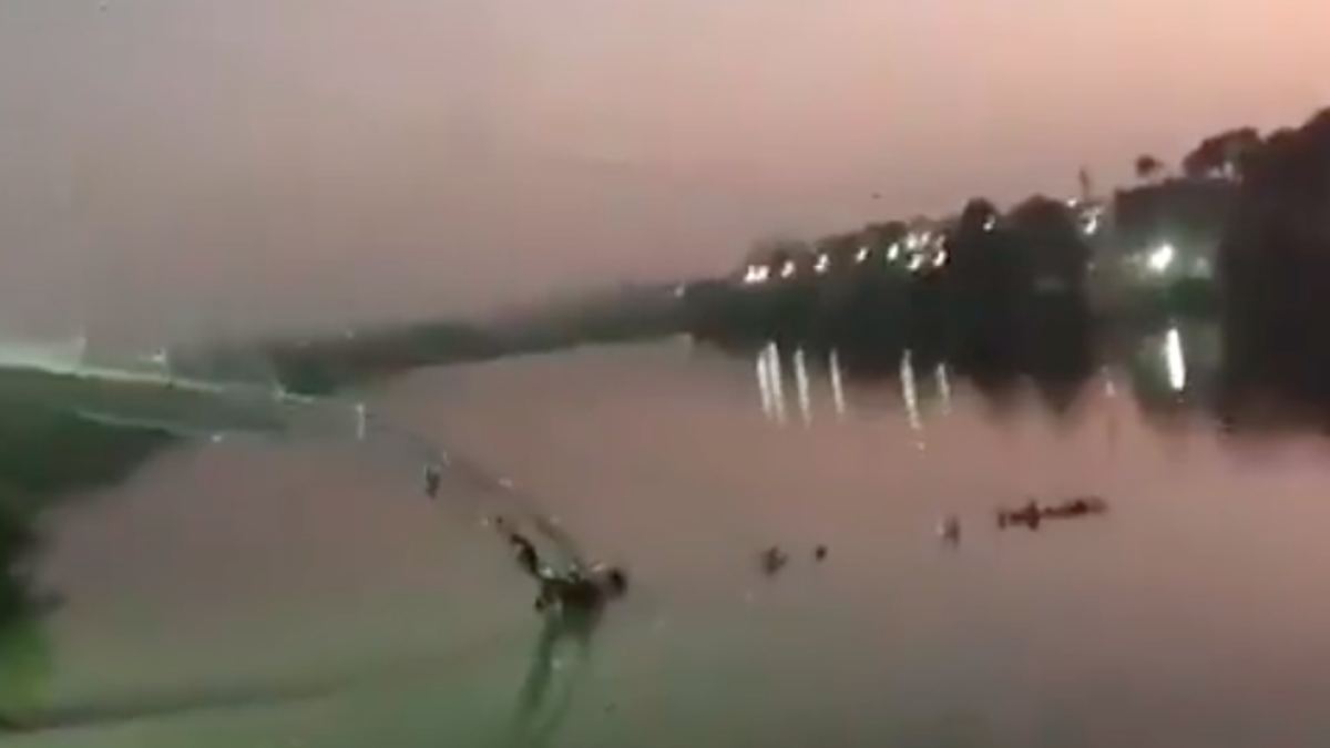 VÍDEO. Al menos 60 muertos al derrumbarse un puente colgante en el estado indio de Gujarat