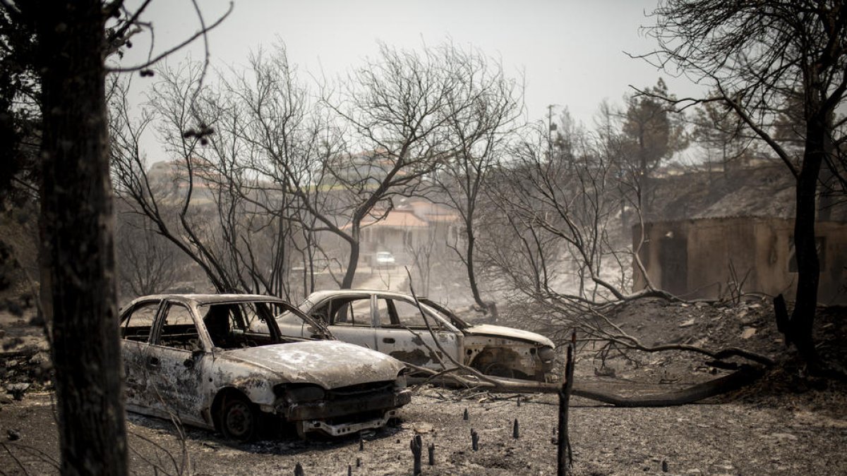 El fuego se ceba en las islas griegas de Corfú, Eubea y Rodas