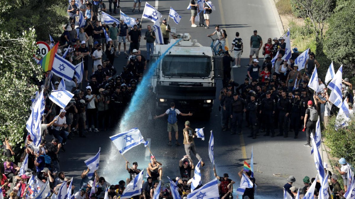 La Policía israelí lanza agua a presión a los manifestantes contra la reforma judicial en Jerusalén.