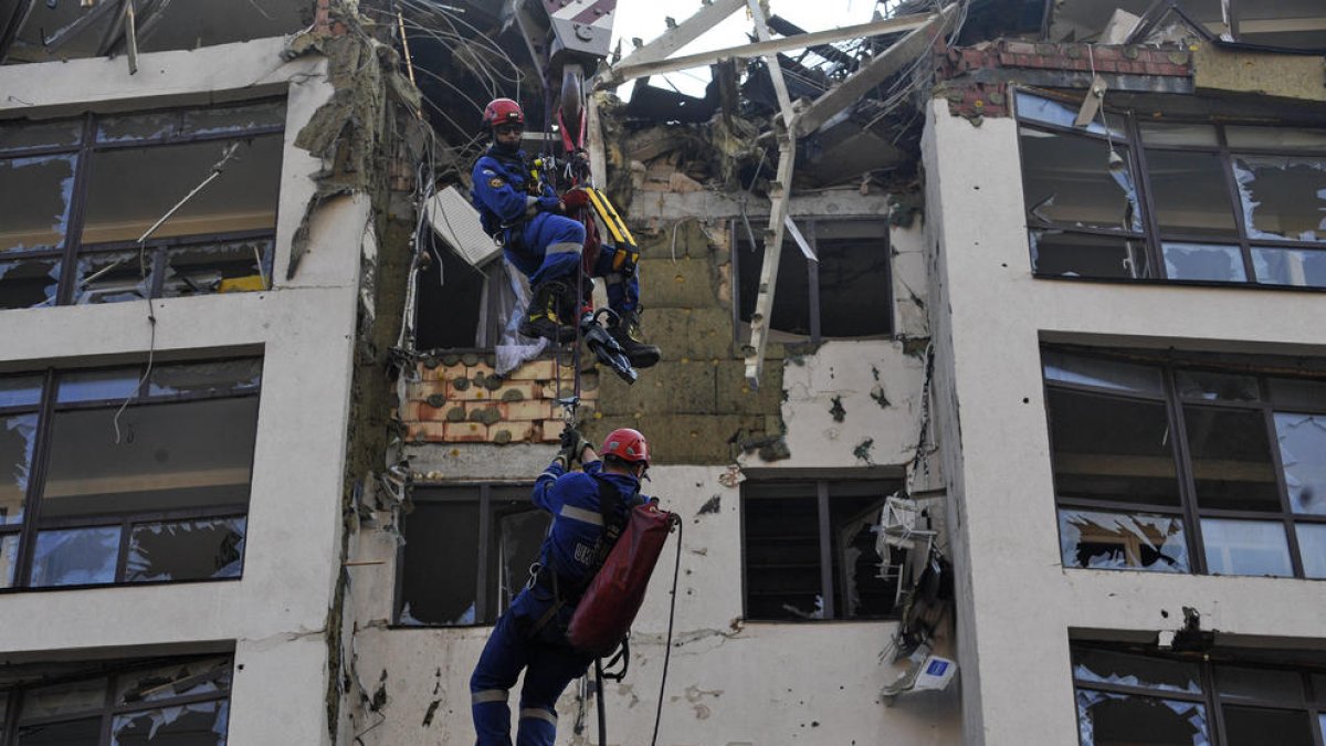 Un edificio de Kiev dañado por un ataque ruso.