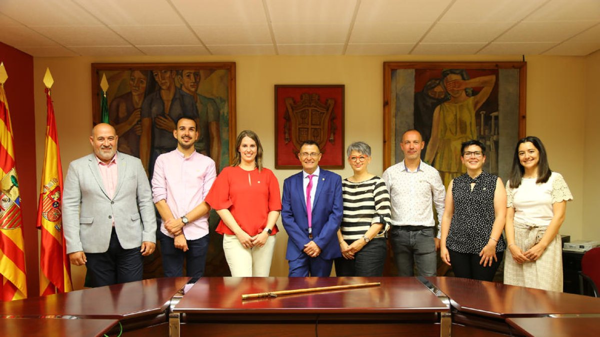 Los ocho ediles socialistas que dirigirán el ayuntamiento de Mequinensa estos próximos 4 años.