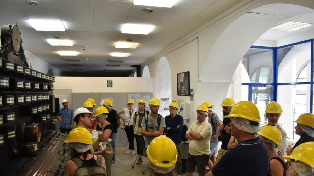 Los técnicos durante la visita a la central de Camarasa.