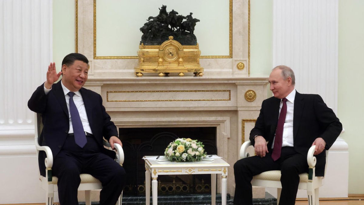 Xi Jinping y Vladímir Putin reunidos ayer en Moscú.