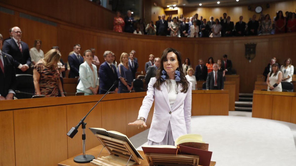La nova presidenta de les Corts d’Aragó, Marta Fernández, en el ple de constitució.