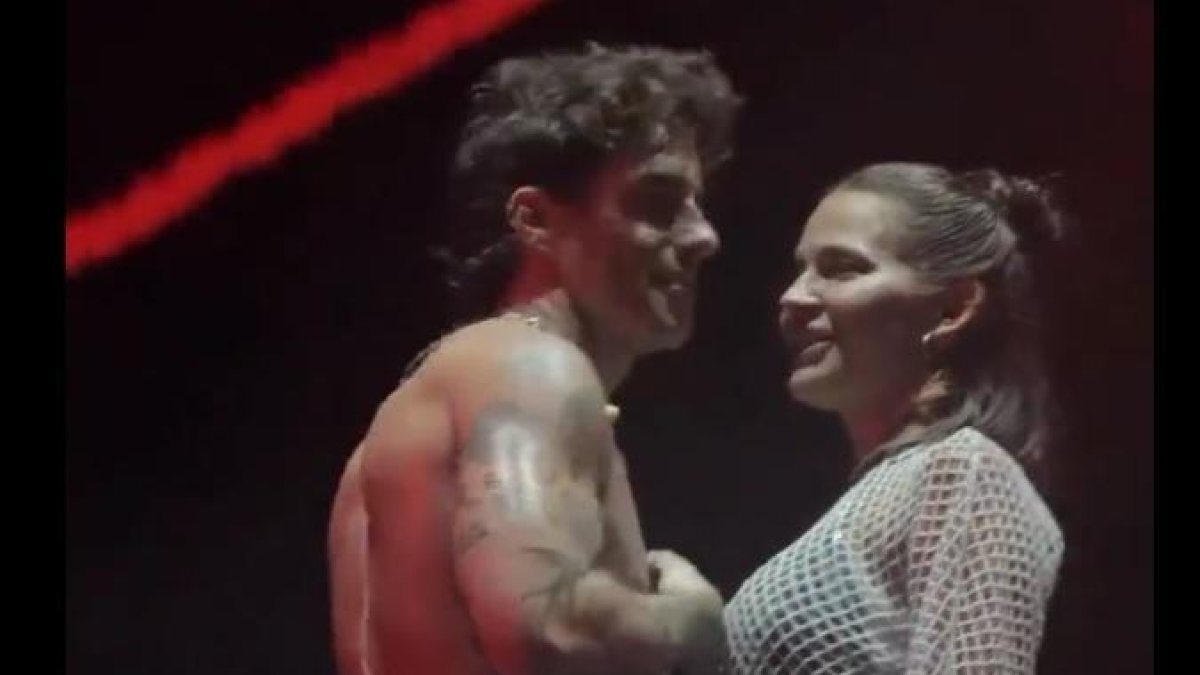 Frame del vídeo en que Álvaro de Luna dedica una cançó a Laura Escanes, al Zevra Festival de Cúllera.