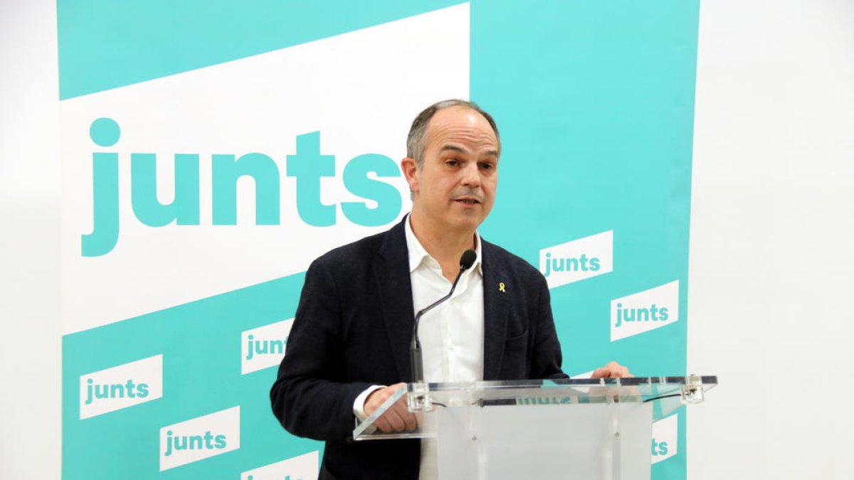 El secretario general de Junts per Catalunya, Jordi Turull, atendiendo los medios de comunicación este jueves en la sede de Junts de Lleida