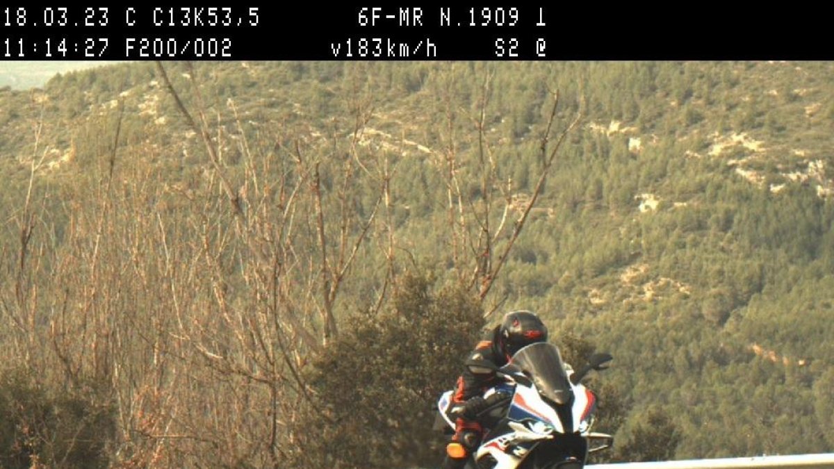 La imatge de la motocicleta infractora captada pel radar dels Mossos.