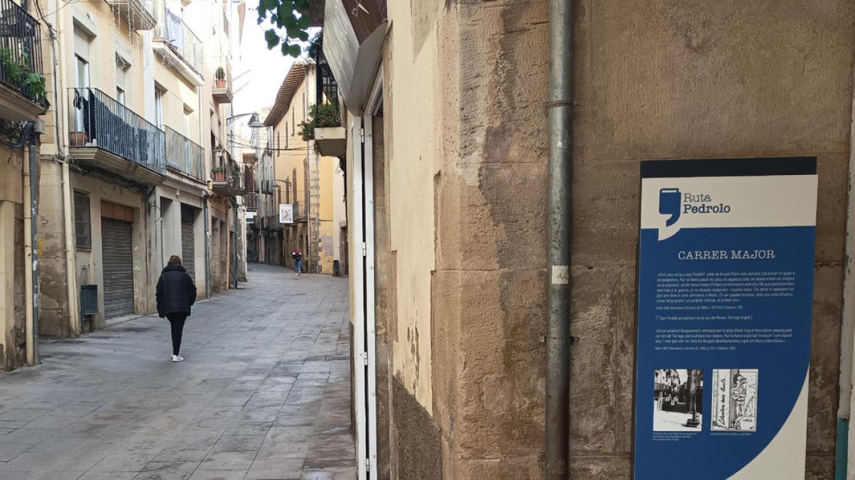 Un panel de la Ruta Pedrolo, en la calle Major de Tàrrega.