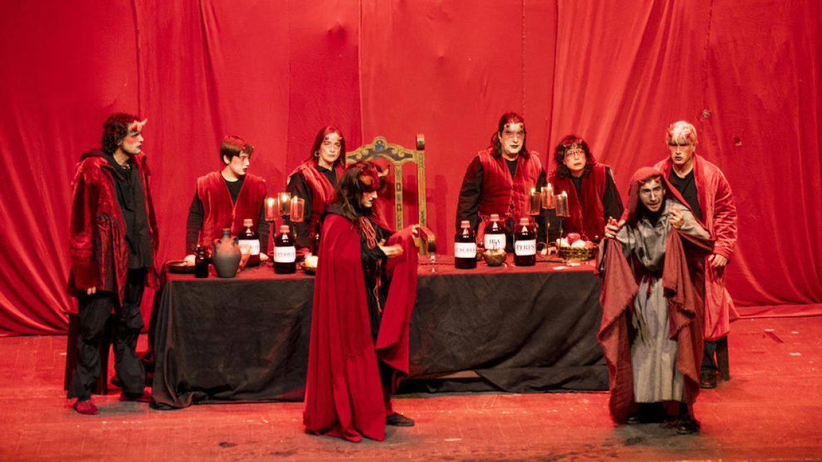 Una de las escenas durante el estreno, ayer, de ‘Els Pastorets, Santa Innocència’ en Cervera.