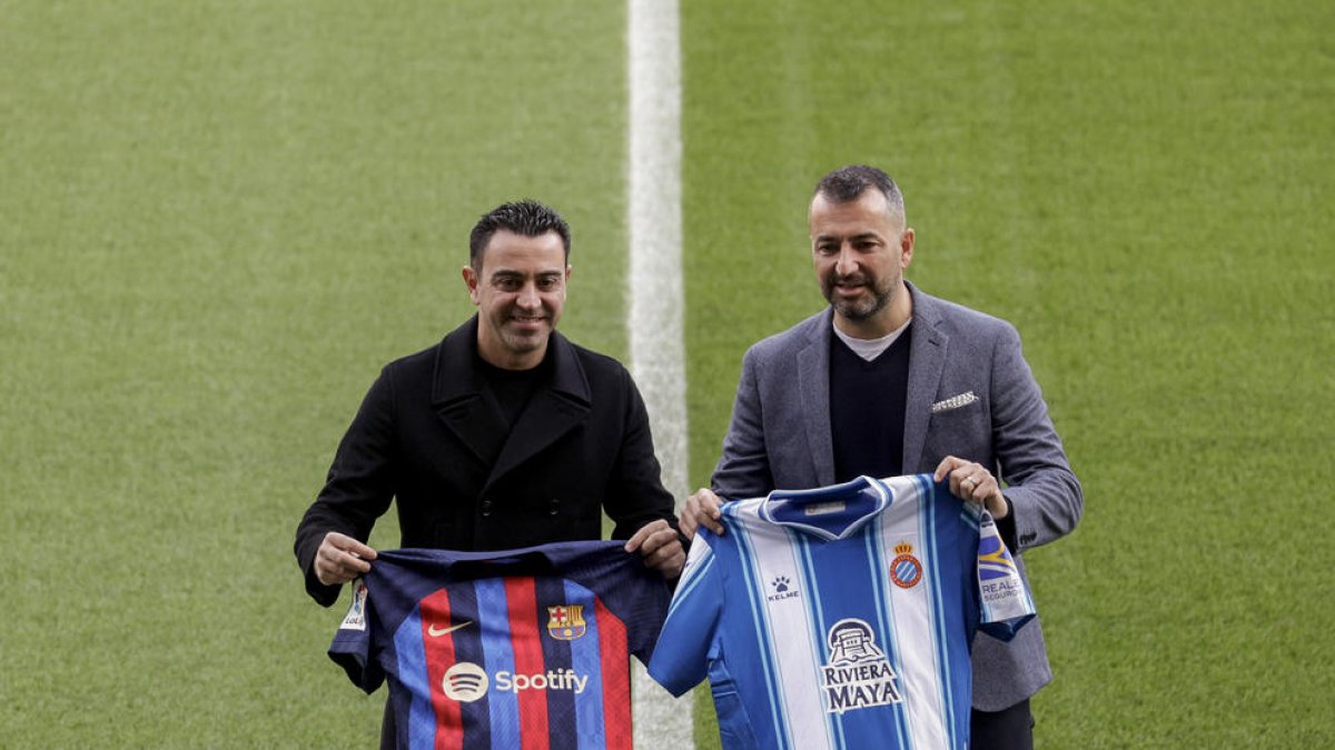 Xavi y Diego Martínez, ayer en el Camp Nou.