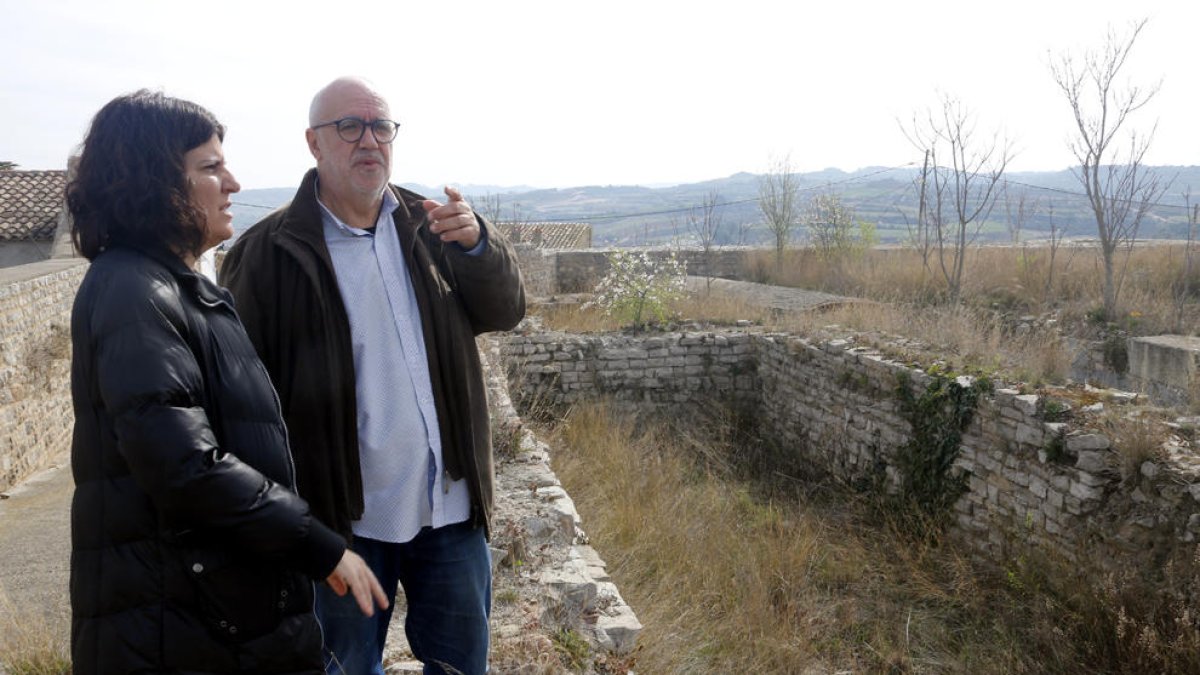 El alcalde de Cervera, Joan Santacana, y la concejala de Cultura, Mercè Carulla, en el castillo de Cervera