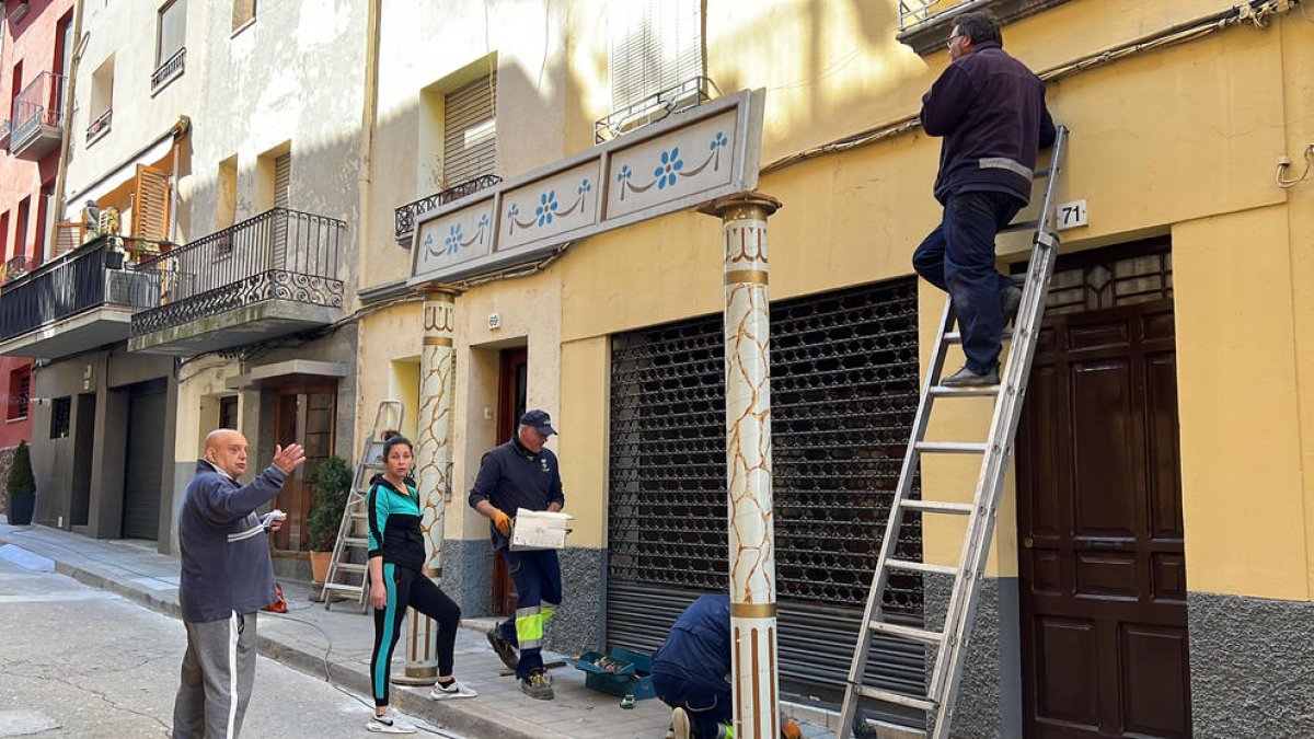 Muntatge d'un dels quadres de la Passió Viva d'Oliana a l'entrada d'una casa del carrer Major, a prop de les escales de la Font on es feia tradicionalment i que ara estan en obres.