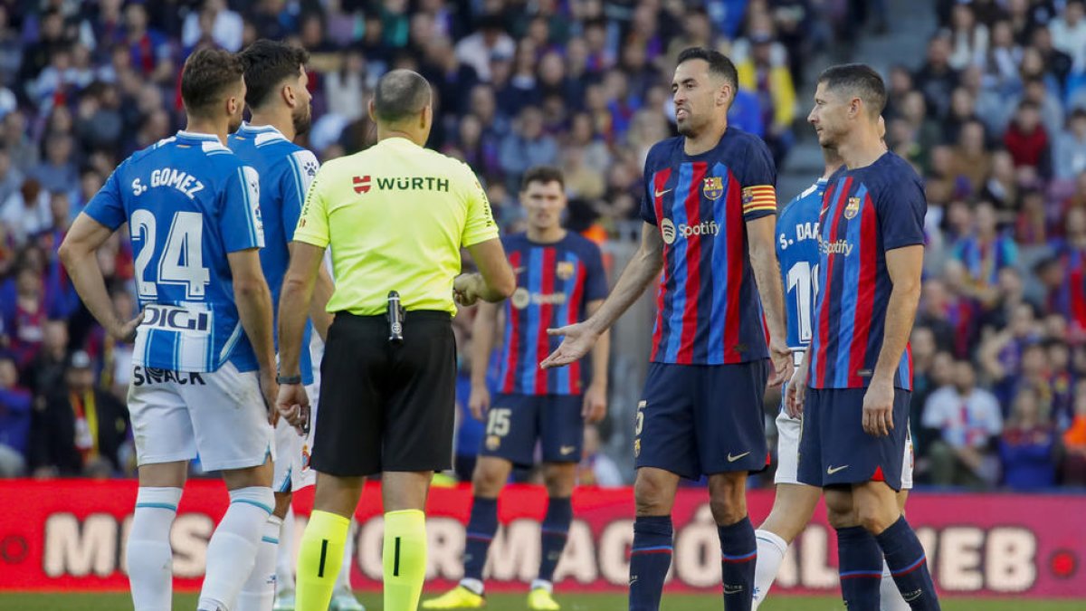 El Barça y el Espanyol empatan en un derbi con dos expulsiones