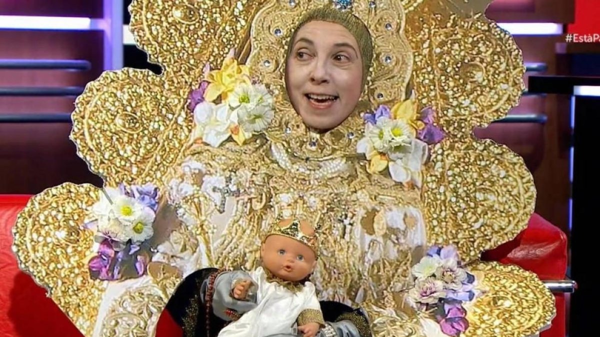 La humorista Judit Martín parodiant la Virgen del Rocío.