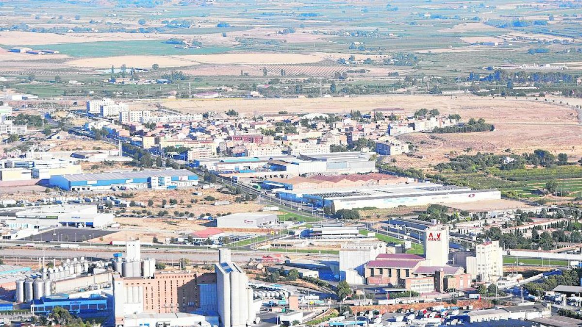 Vista aérea del polígono El Segre, en las afueras de Lleida.