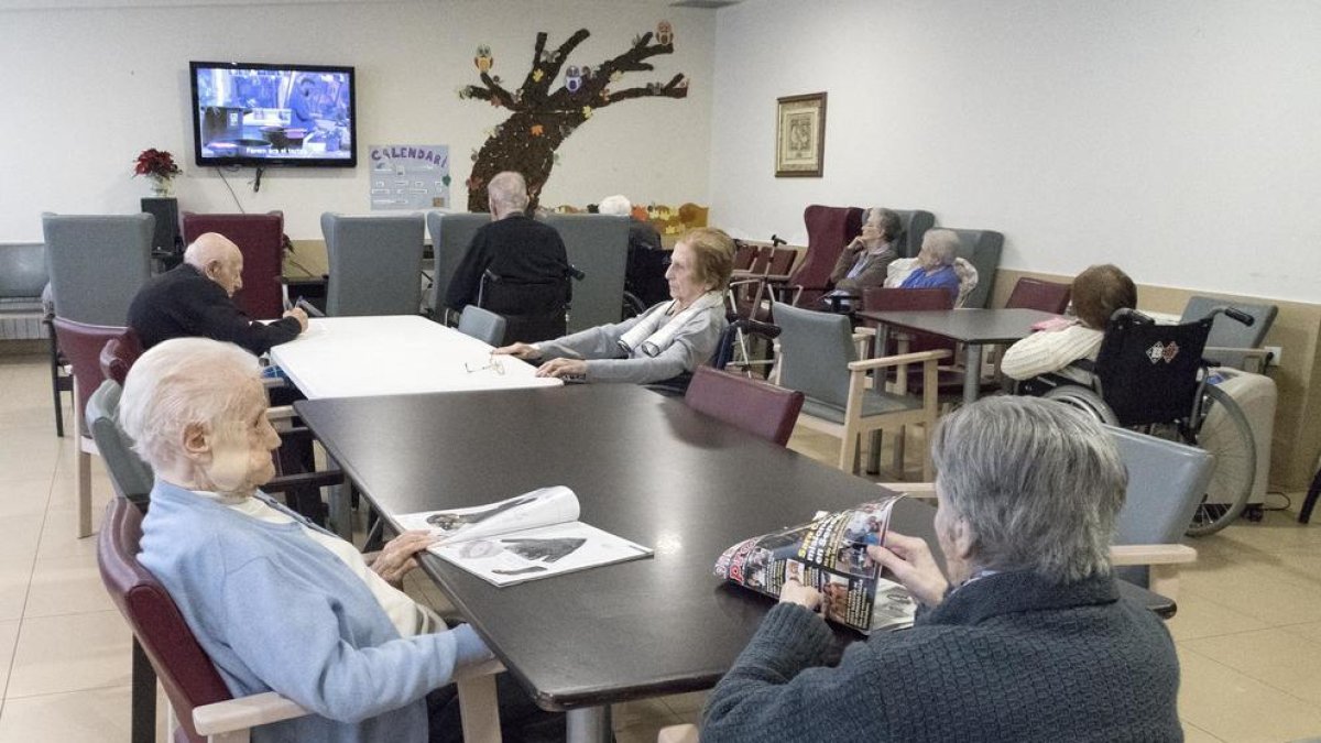 Usuarios ayer en la residencia Llar d’Avis del Carme de Tàrrega.