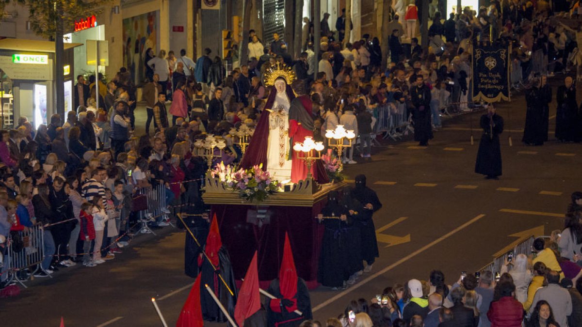 Centenars d’assistents durant el pas de la processó a l’avinguda Catalunya.