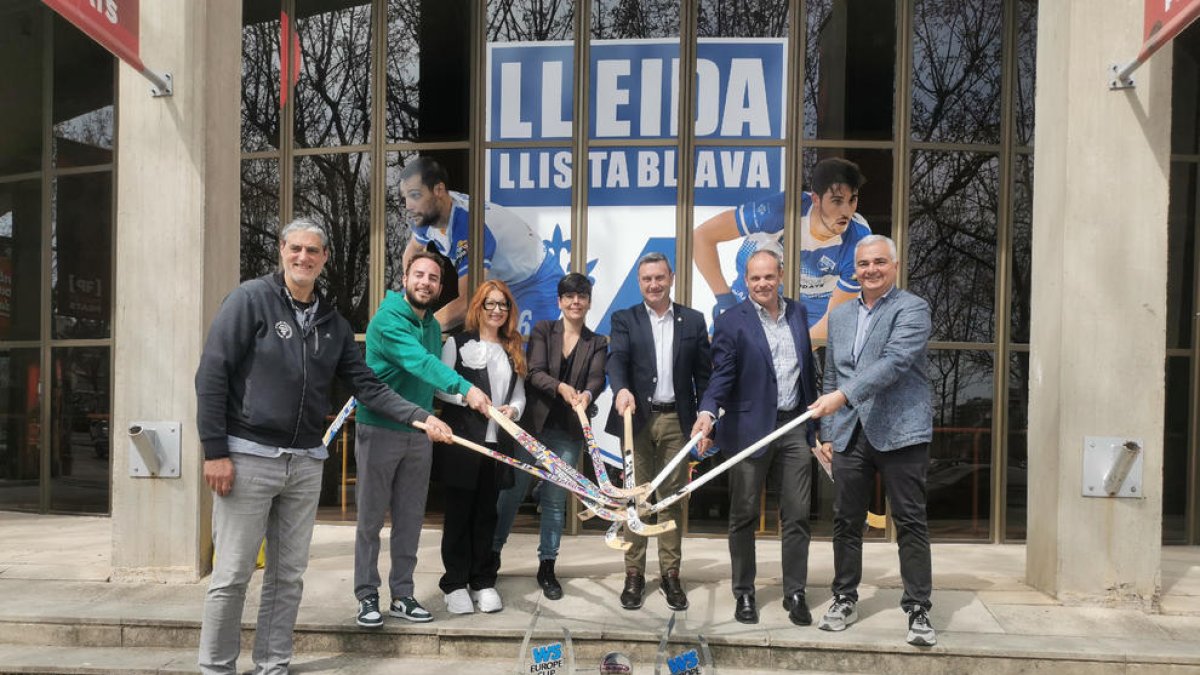 Duch, junto al concejal Ignasi Amor y los representantes de algunos de los 15 clubes adheridos.